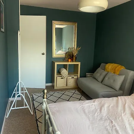 2 Bed House, Garden, Parking, Close To Centre Апартаменти