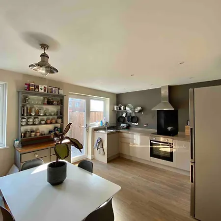 Apartment 2 Bed House, Garden, Parking, Close To Centre