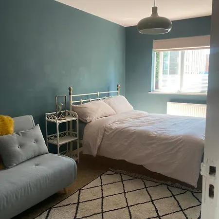 Apartment 2 Bed House, Garden, Parking, Close To Centre *