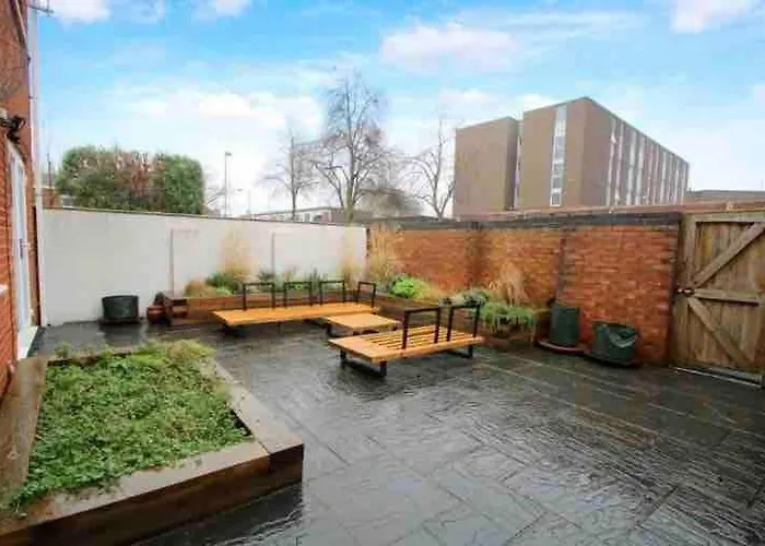 2 Bed House, Garden, Parking, Close To Centre *