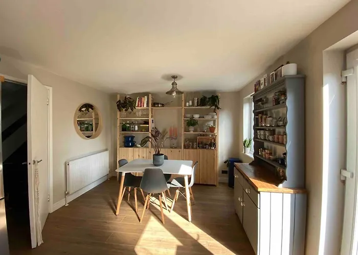 2 Bed House, Garden, Parking, Close To Centre * Bristol