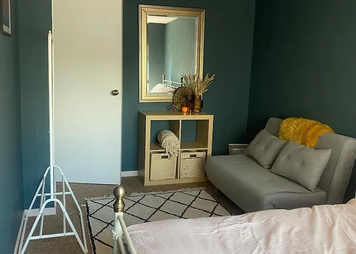 2 Bed House, Garden, Parking, Close To Centre Apartmán