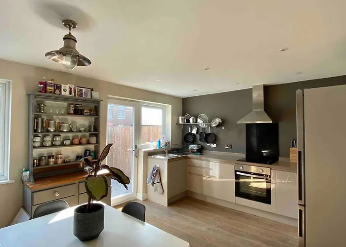 Apartment 2 Bed House, Garden, Parking, Close To Centre