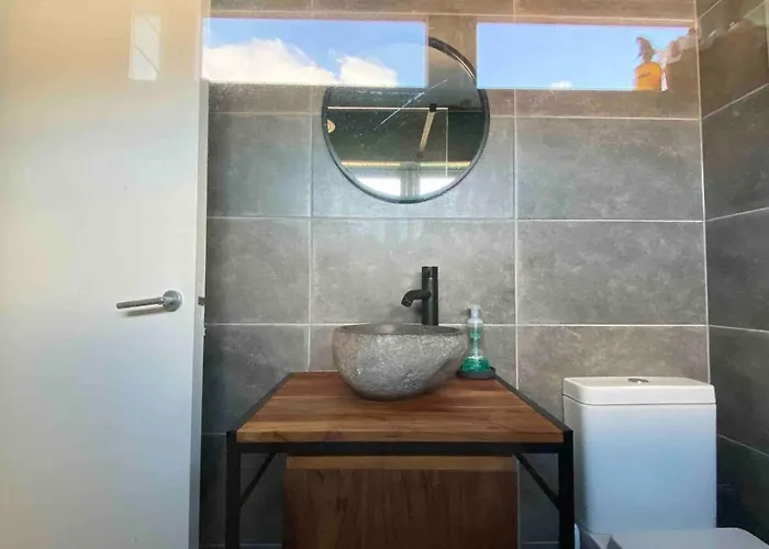 2 Bed House, Garden, Parking, Close To Centre *