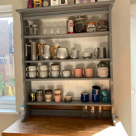 2 Bed House, Garden, Parking, Close To Centre Apartment *