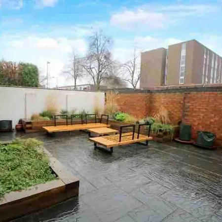 2 Bed House, Garden, Parking, Close To Centre *