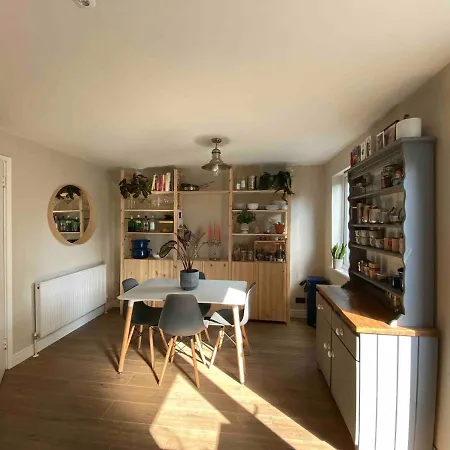 2 Bed House, Garden, Parking, Close To Centre * Bristol