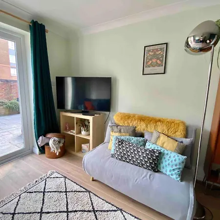 Apartman 2 Bed House, Garden, Parking, Close To Centre *