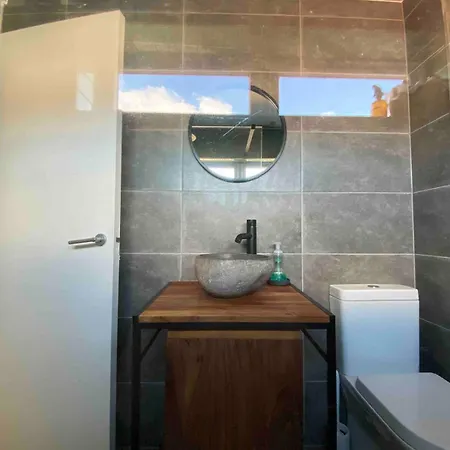 2 Bed House, Garden, Parking, Close To Centre *