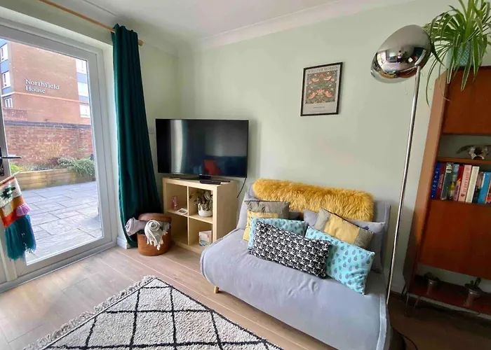 شقة 2 Bed House, Garden, Parking, Close To Centre *